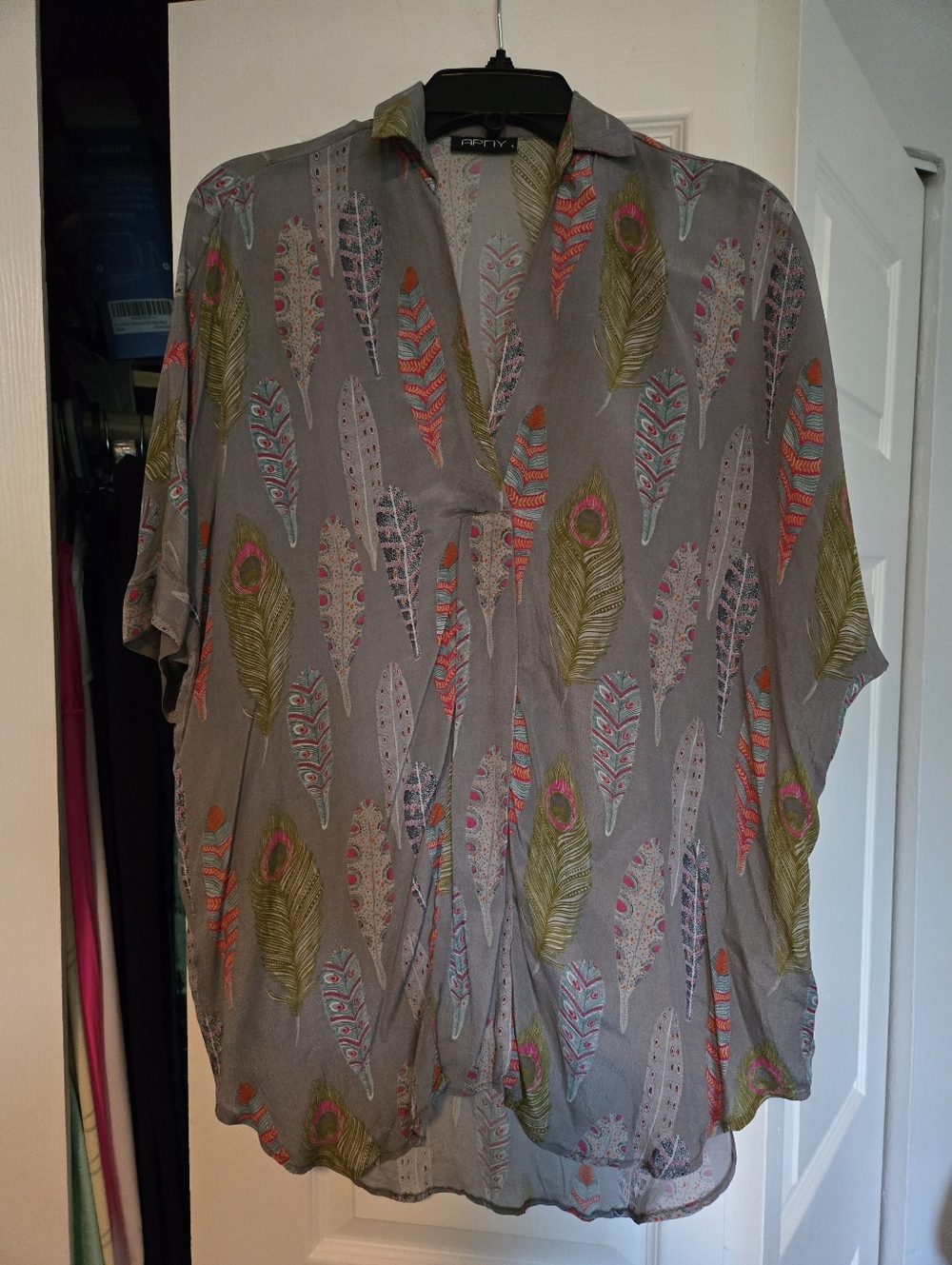 Womens Grey Feather-Print Short Sleeve Shirt